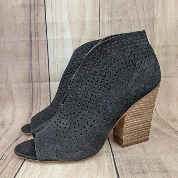VINCE CAMUTO Kainan Open Toe Bootie NWOT Black Laser Cut Slip On Sz 11M - Picture 1 of 7